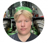 Afbeelding met Menselijk gezicht, persoon, tractor, groenAutomatisch gegenereerde beschrijving